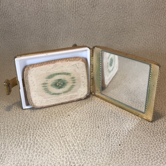 Vintage Belt Buckle Compact - Picture 2 of 3
